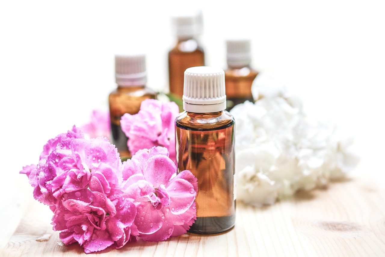 Manuka Oil vs Tea Tree Oil: Scent, Chemistry, and Best Uses Compared